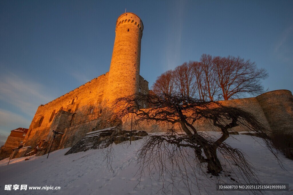 雪后黄昏中的古老灯塔