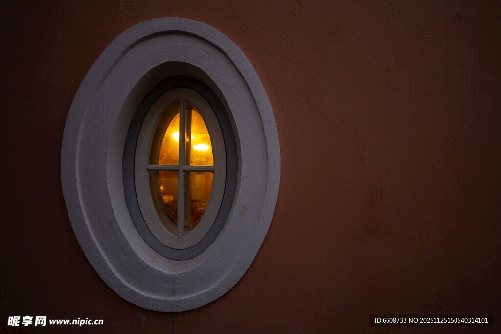 复古圆窗透出暖光