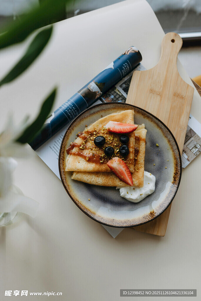 美味华夫饼配草莓与奶油