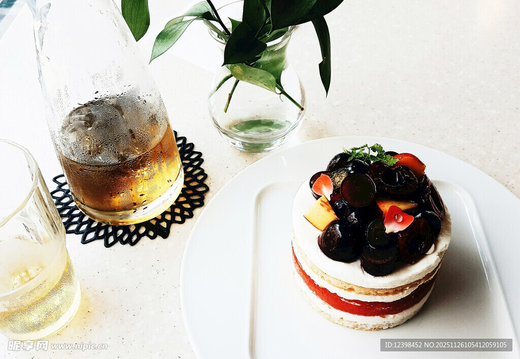 精致甜点与饮品的惬意搭配