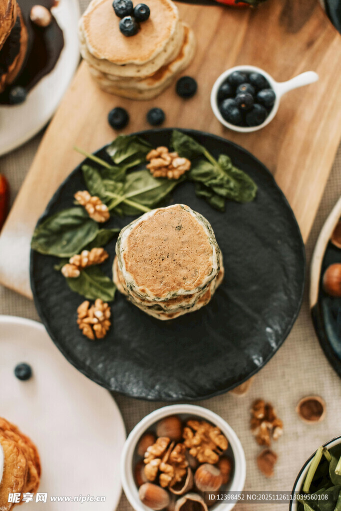 美味松饼搭配坚果与蔬果