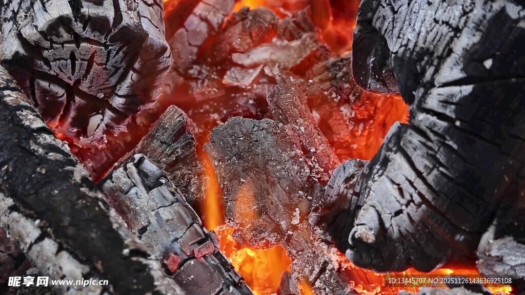 炽热炭火显燃烧之美