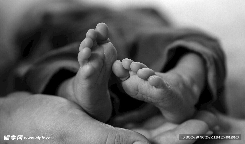 婴儿小手握小脚瞬间