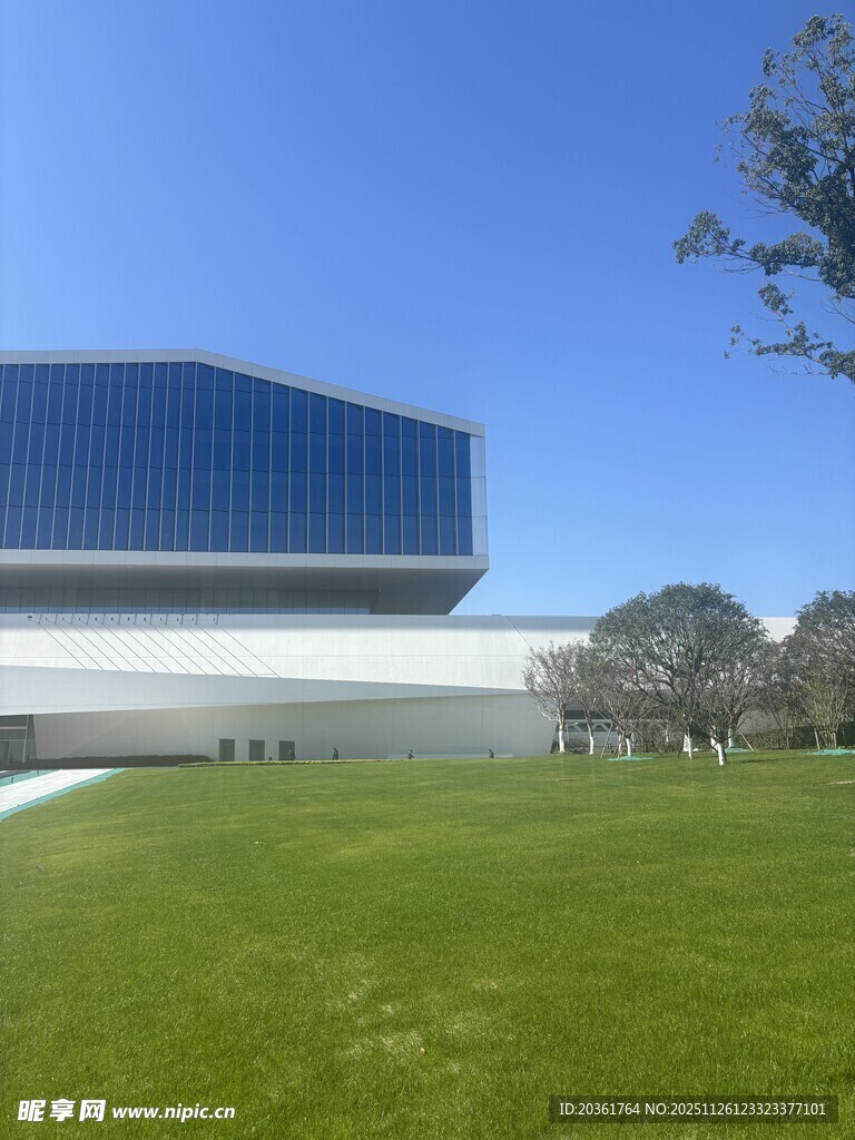 现代建筑与开阔草坪景观