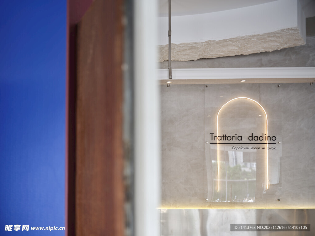 简约拱门装饰的室内一角