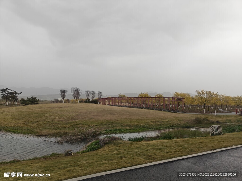 阴天时的城郊道路景观