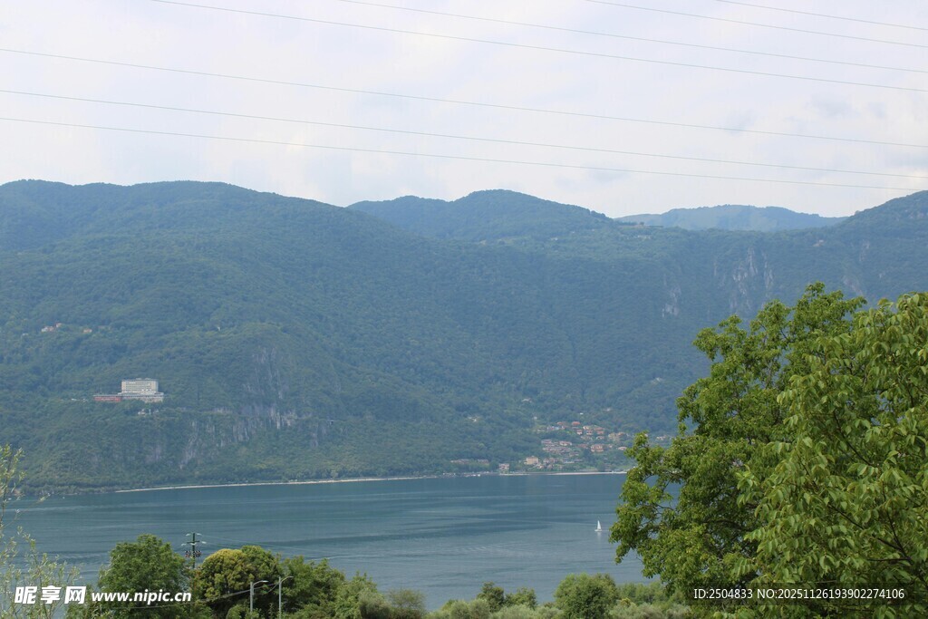 湖光山色间的绿意景致