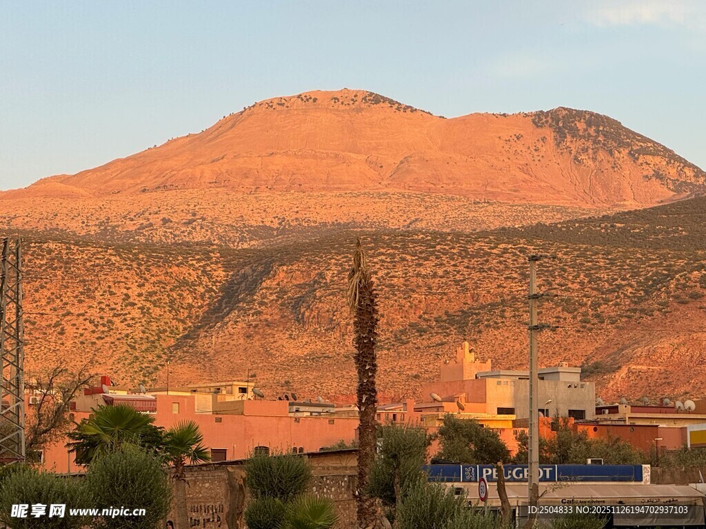 夕阳下的红土山丘景观
