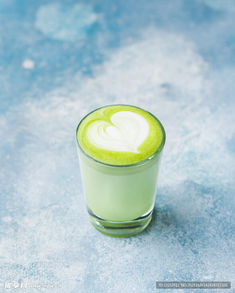 抹茶拿铁 杯中一抹清新绿意