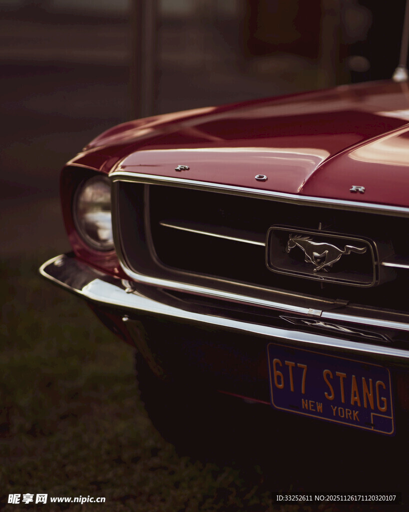 复古红色福特野马汽车前脸