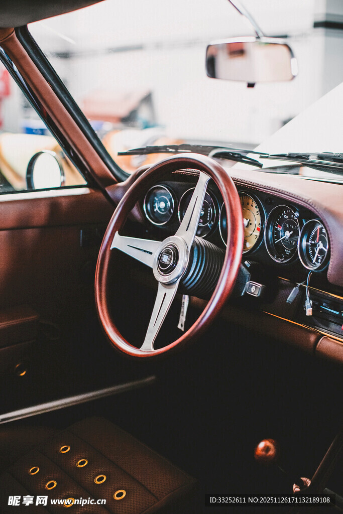 复古汽车驾驶舱内饰特写