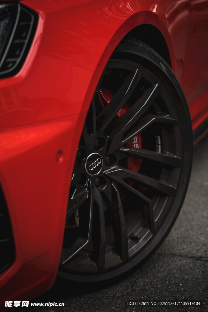 红色跑车炫酷轮毂特写
