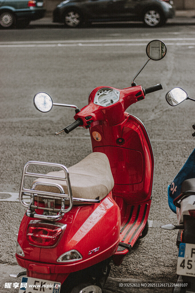 复古红色踏板摩托车