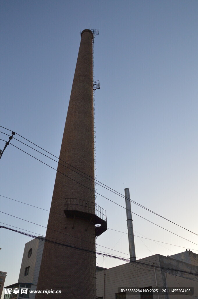 高耸的工厂烟囱