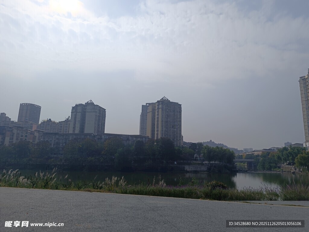 城市河畔高楼景观