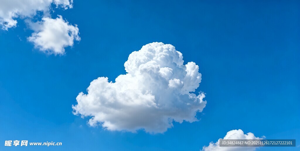 蓝天中的蓬松白云