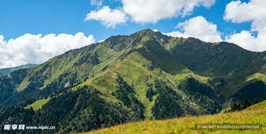 青山蓝天间的壮美山峦