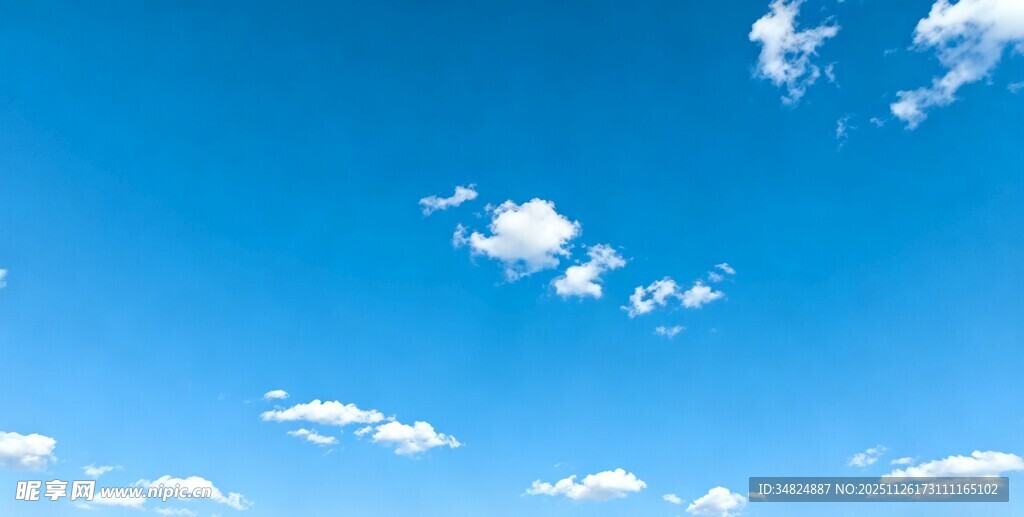 晴朗蓝天飘着几朵白云