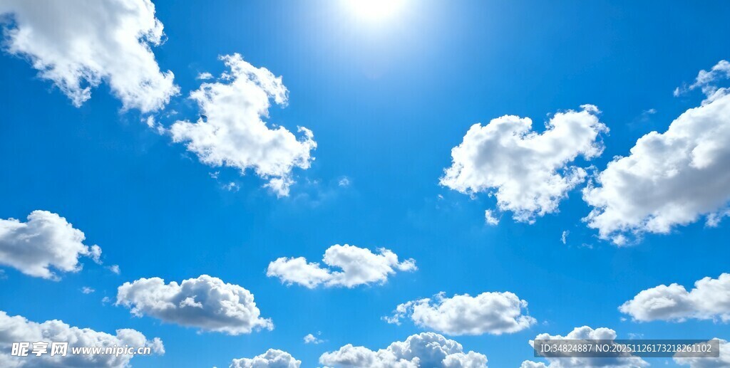 晴朗蓝天与飘浮的白云