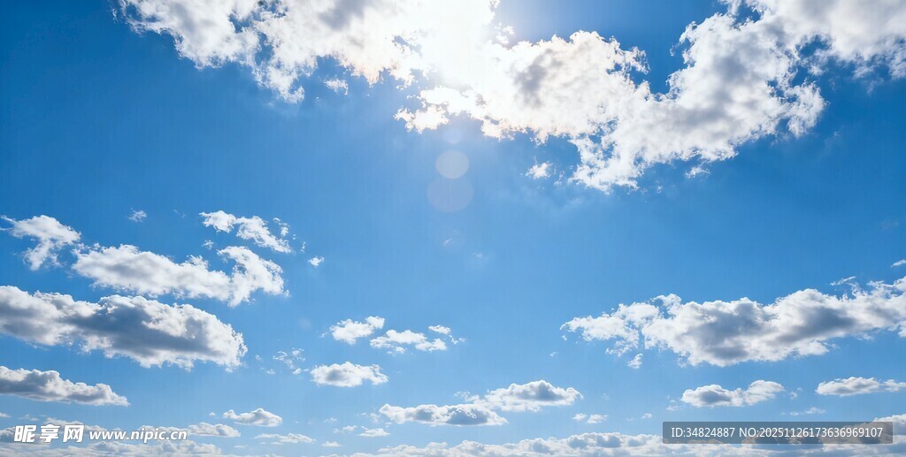 晴朗蓝天与飘浮白云