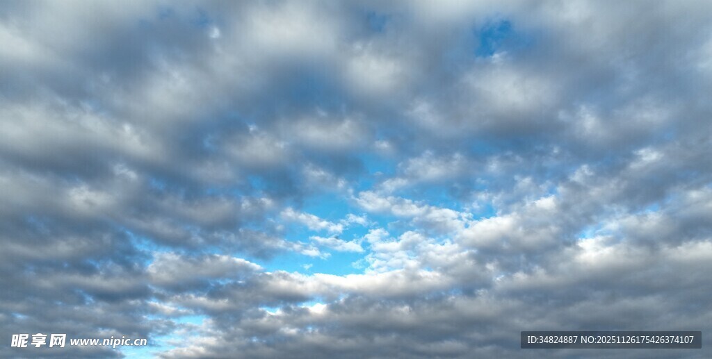 蓝天白云间的梦幻天空