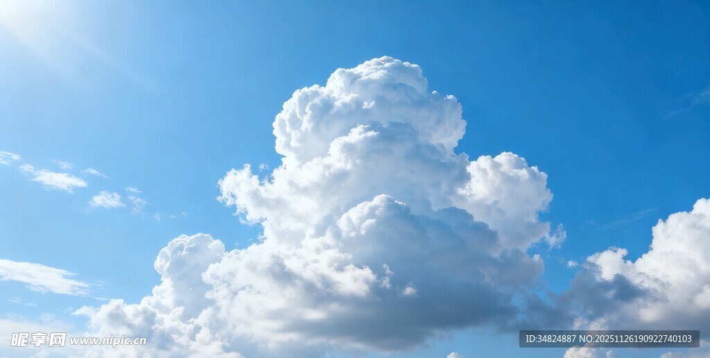 蓝天中蓬松的洁白云朵