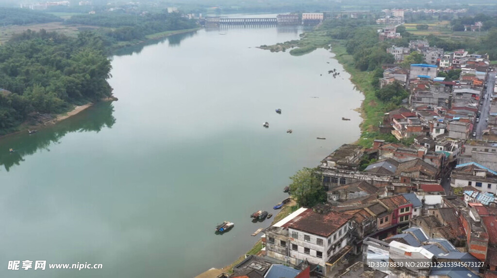 河畔城镇俯瞰美景