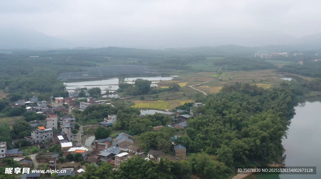俯瞰山水相依的美丽村落