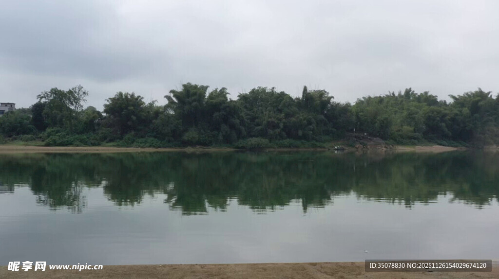 宁静湖面与岸边葱郁树林