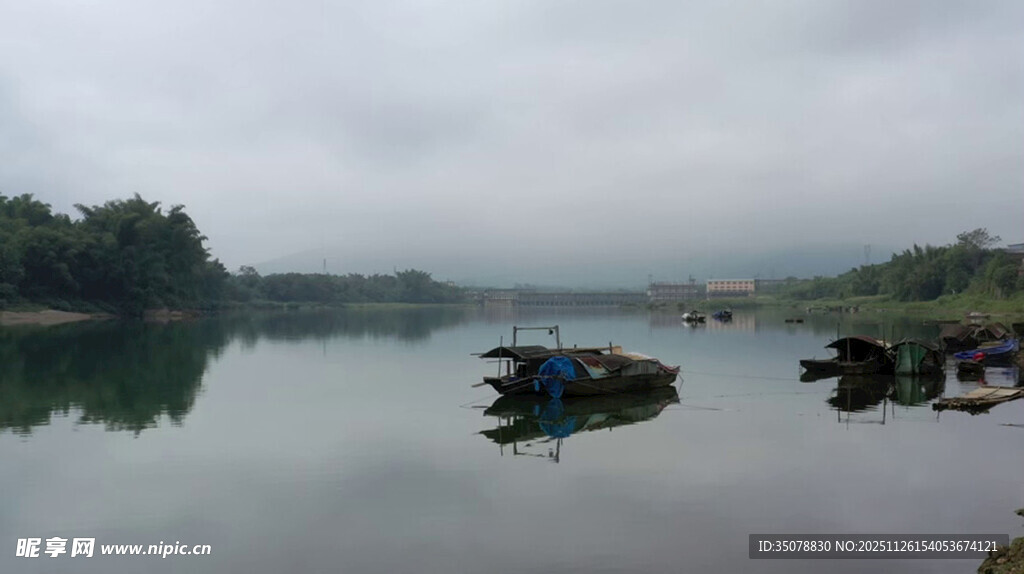 烟雨朦胧中的静谧湖面