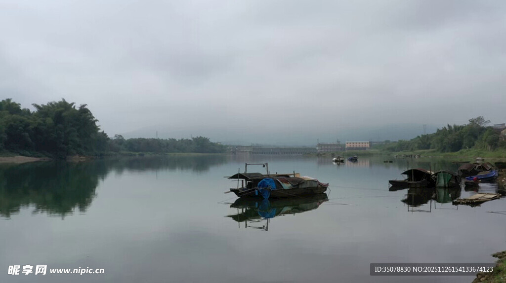 宁静湖畔停泊的多彩船只