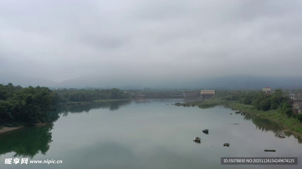 烟雨笼罩下的宁静湖泊