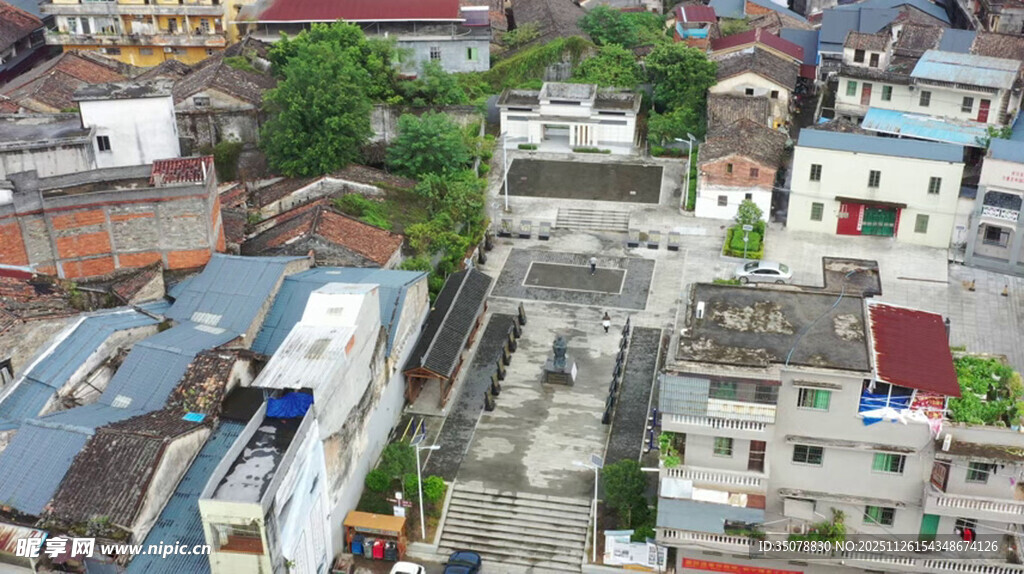 俯瞰老旧居民区景象