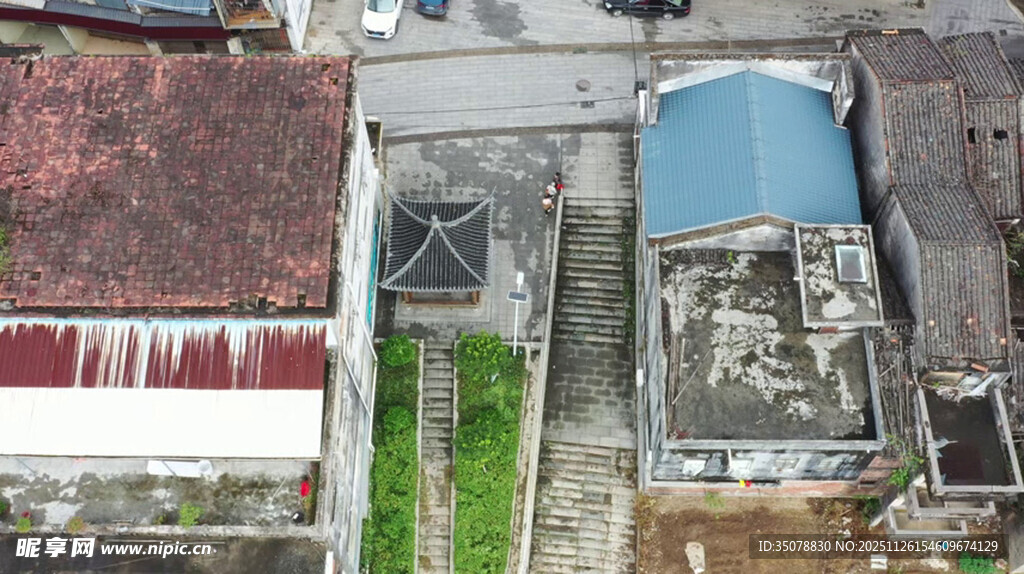 老旧屋顶与狭窄通道景象