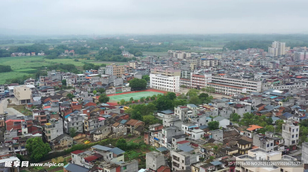 俯瞰城市与周边田园景观