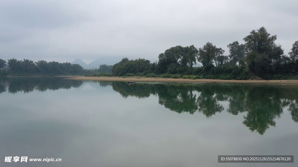 宁静湖水与岸边树木倒影