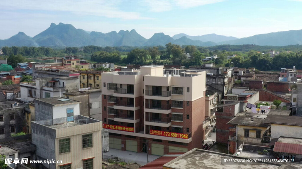 俯瞰城市与远山景观