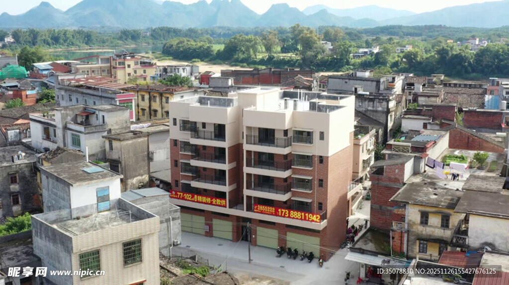 俯瞰错落有致的城镇建筑