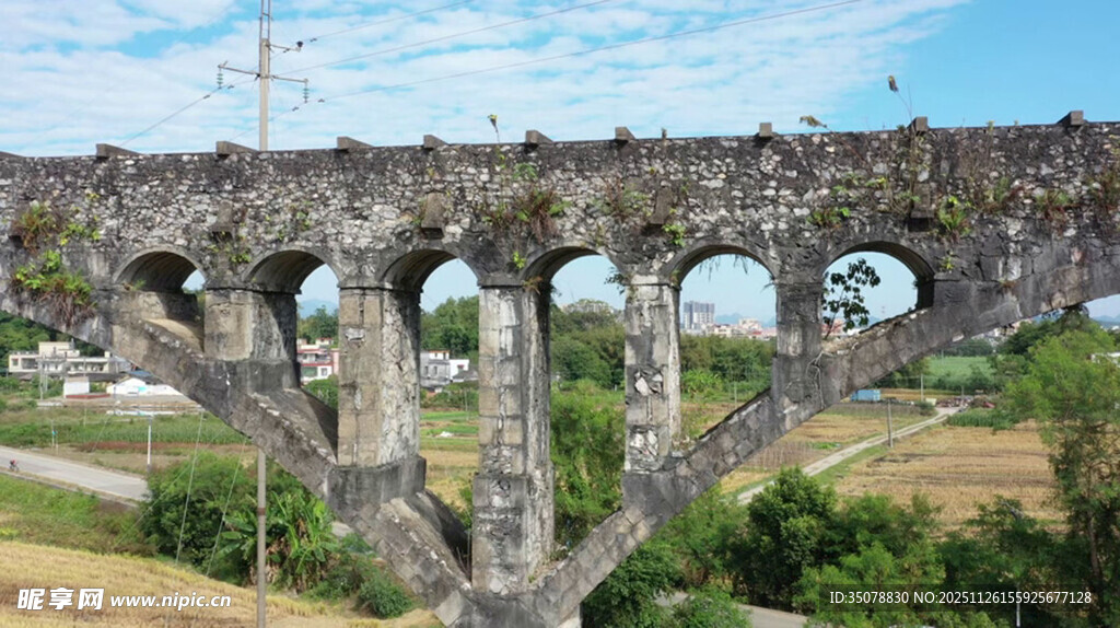 古老石拱桥渡槽水渠