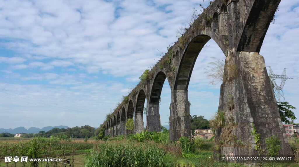 古老拱形渡槽横跨绿野