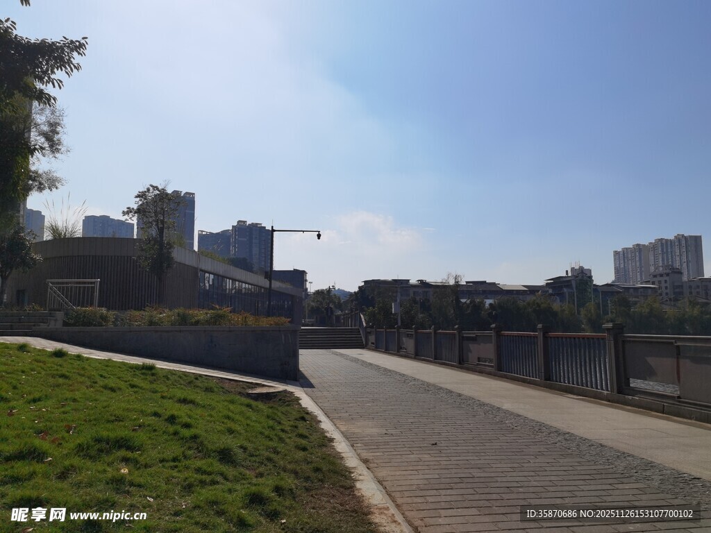 城市河畔步道风景