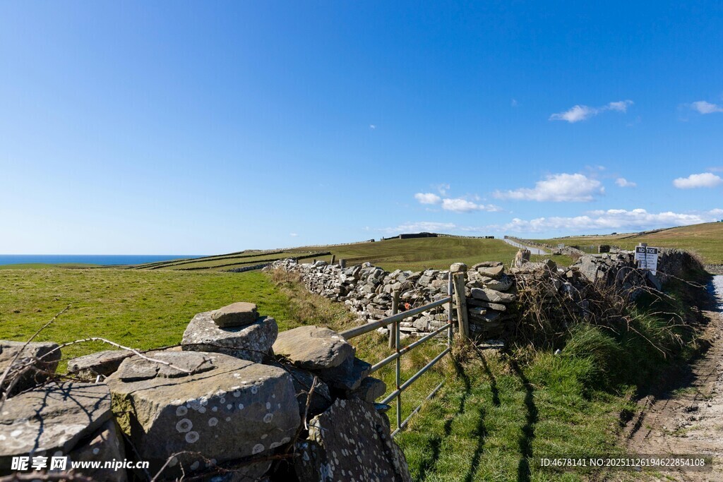 石墙旁的开阔田园风光