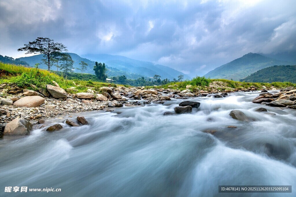 山间溪流潺潺美景如画
