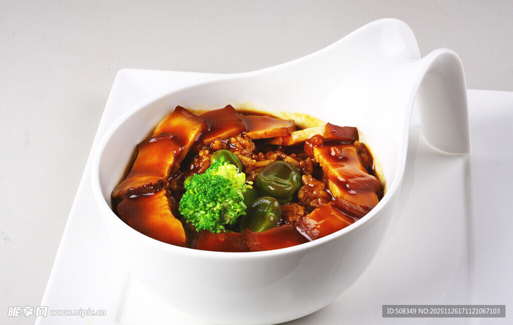 美味红烧菜肴盛于白碗中