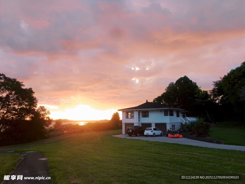 夕阳下的小镇风景