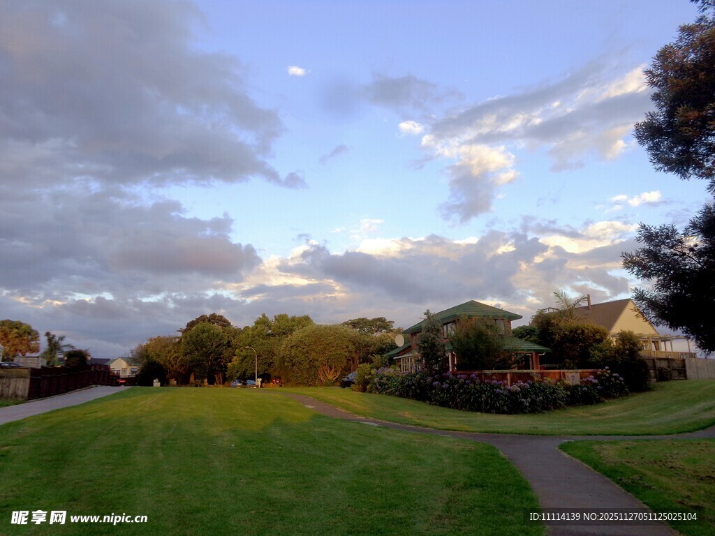 郊外草地与天空美景