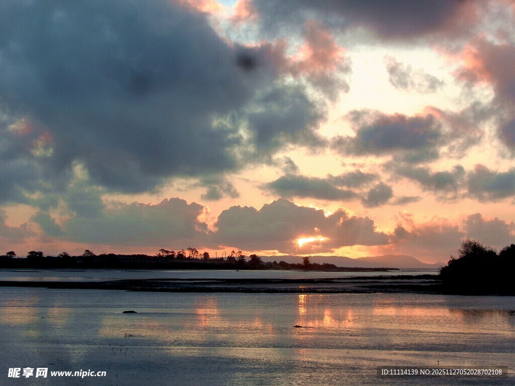 夕阳下的海滨云彩