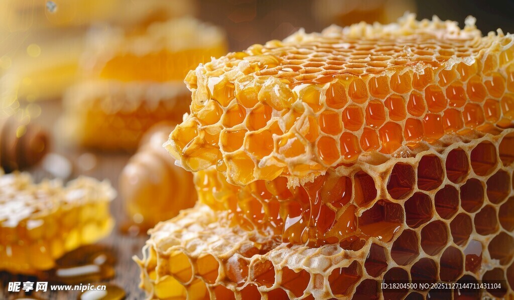 蜂巢中的甜蜜蜂蜜特写