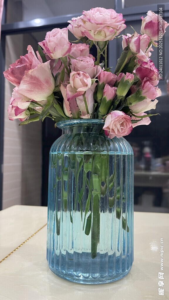 蓝瓶插满粉色娇艳花朵