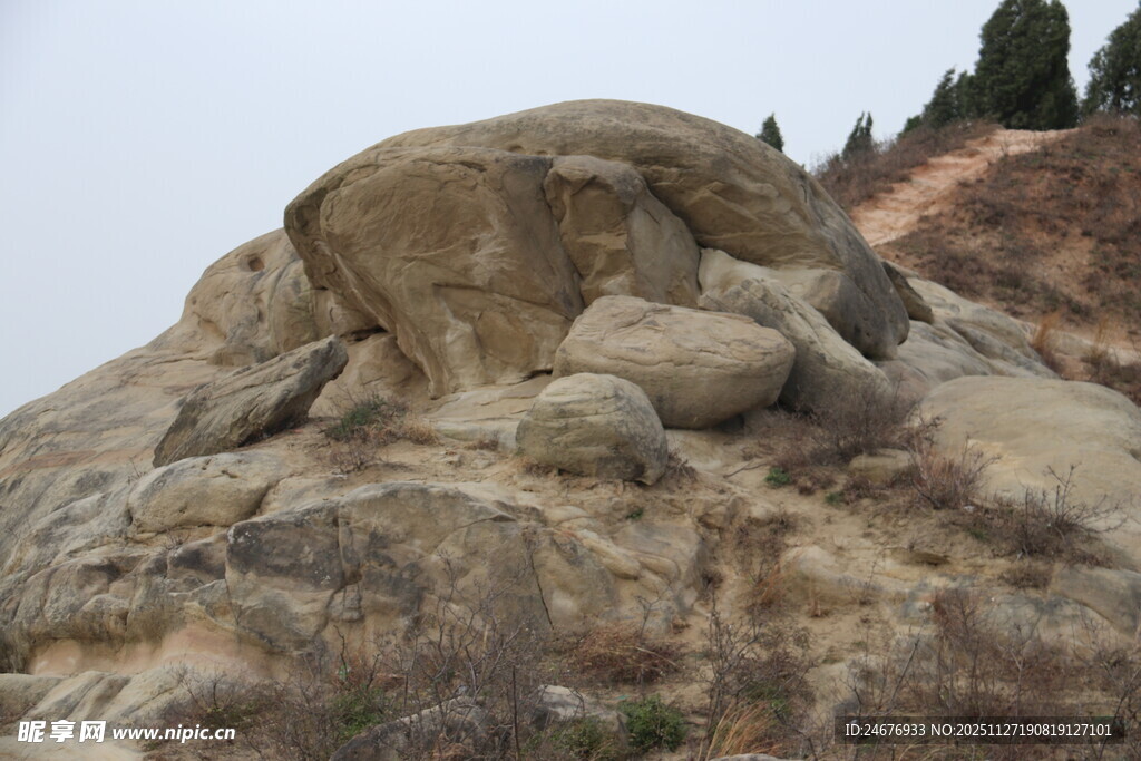 奇特造型的户外岩石景观
